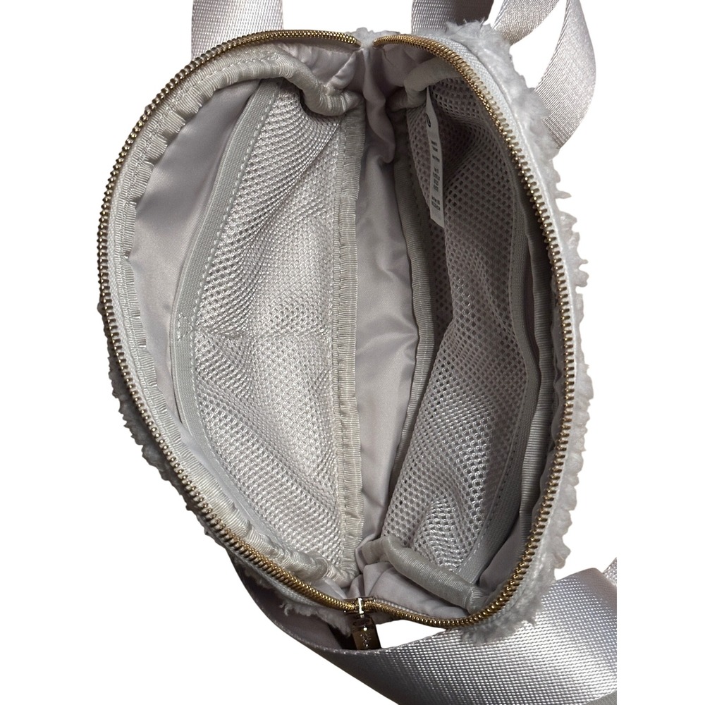 Lululemon Everywhere Belt Bag 1L Fleece Sherpa White Gold - Picture 6 of 8